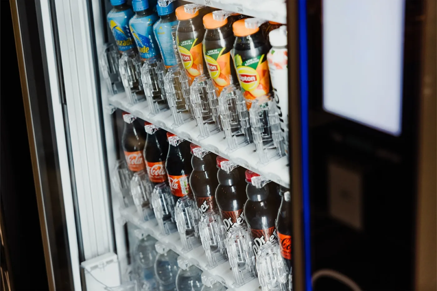 Connected vending machine with live stock telemetry
